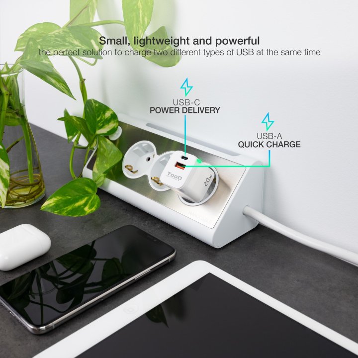Cargador De Pared Tooq Tqwc-qcpd20wt Usb-c Pd + Usb-a Qc 20w Blanco