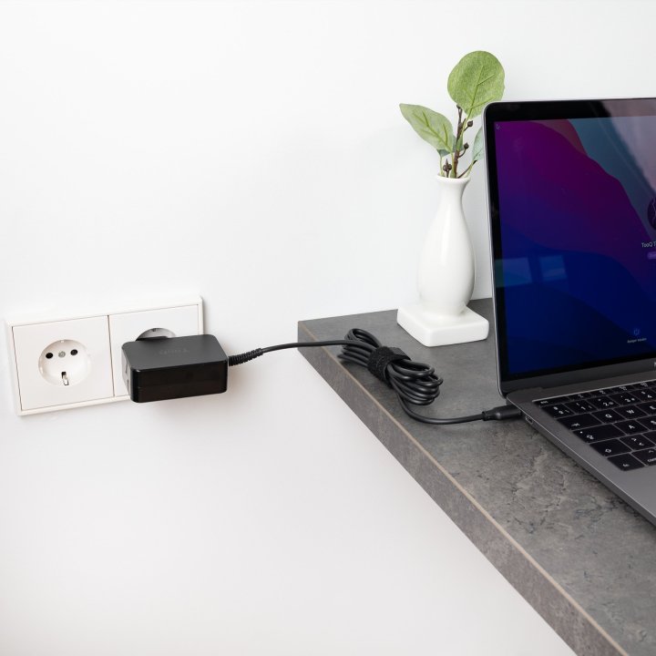 Cargador De Pared Tooq Tqlc-usbcgan65pd Usb-c Pd 65w Con Sistema Gan Color Negro