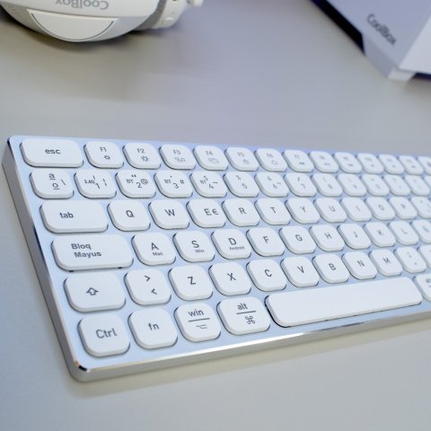 Teclado Coolbox Wireless Retroiluminado Moonlight Bt + Rf Aluminio Recargable Color Blanco
