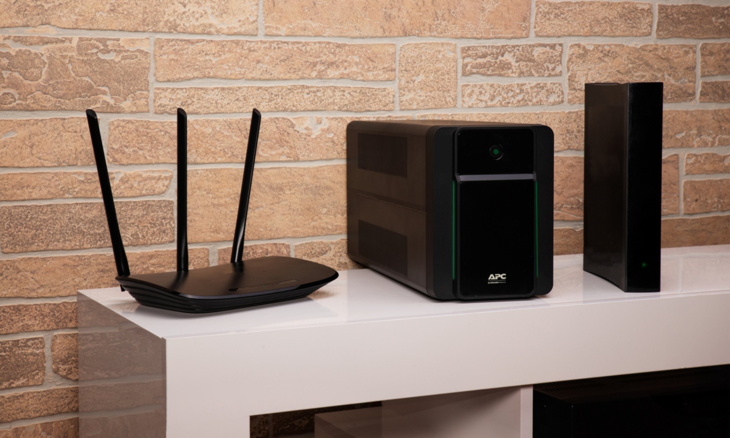 SAI BX2200MI BACK UPS 2200VA 1200W 6xIEC AVR Formato Torre — vista detalle 2