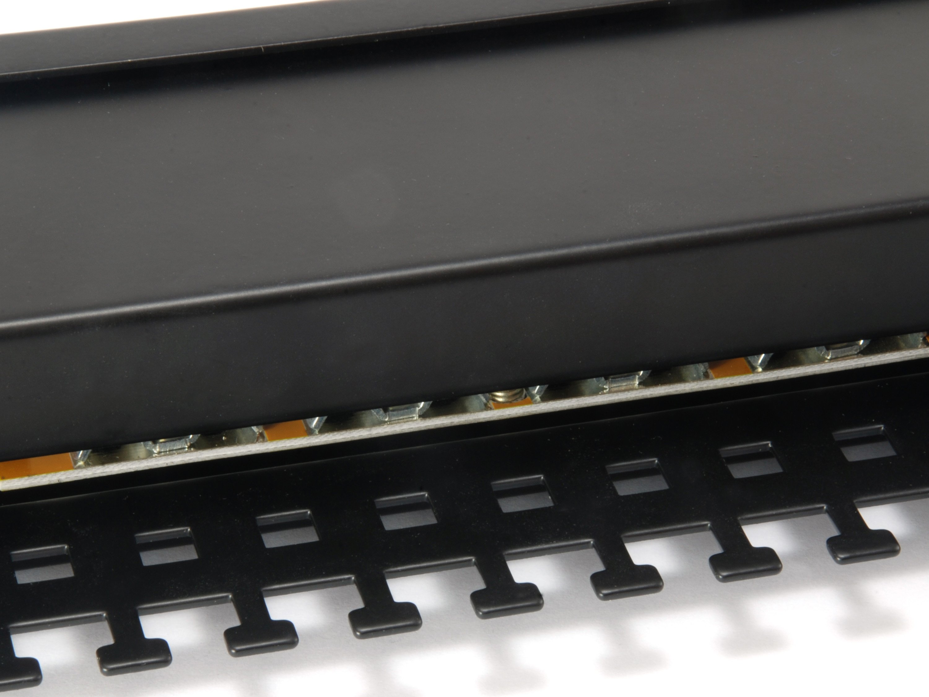 Patch Panel 24 Puertos Categoria 6 Apantallado Color Negro — vista detalle 2