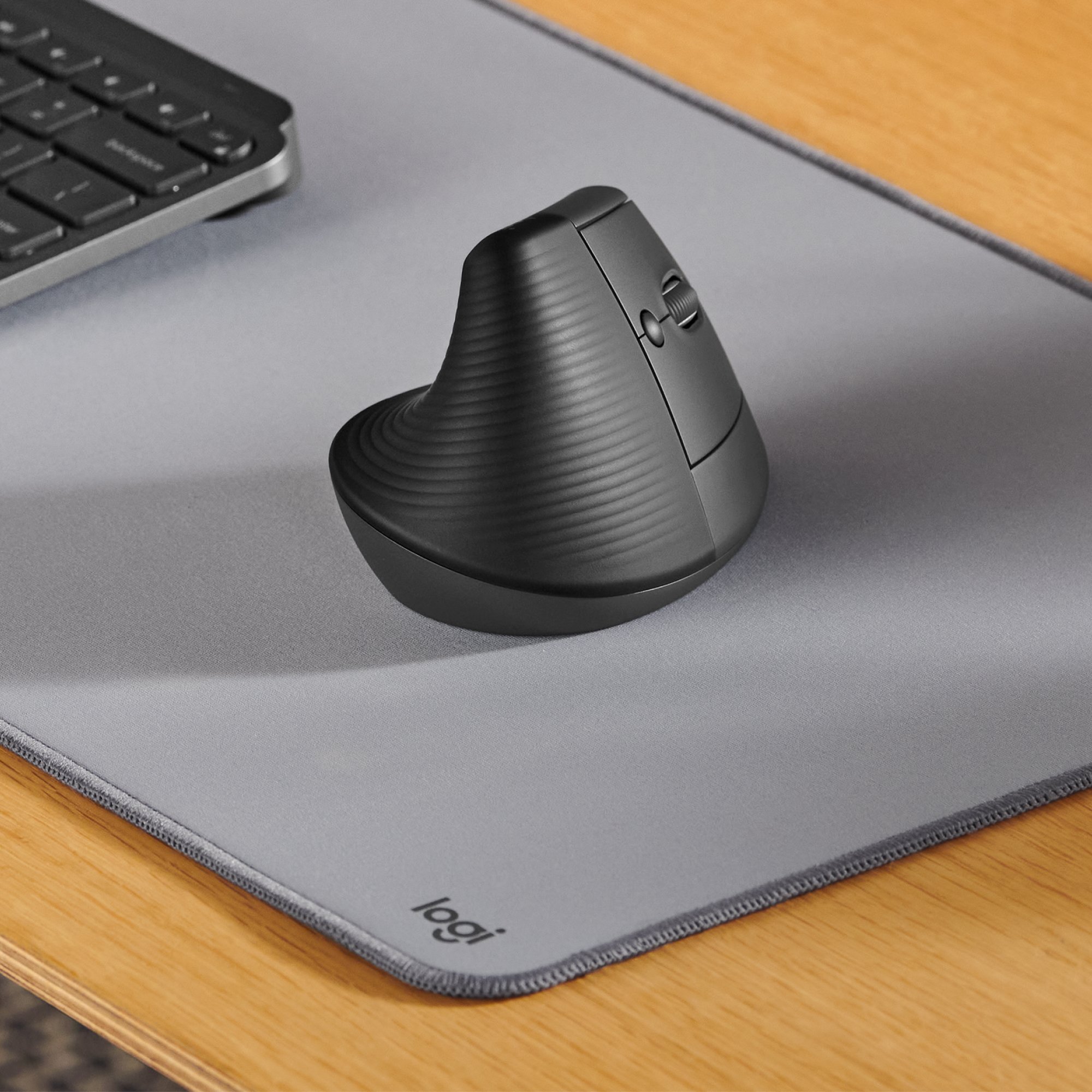 Logitech Lift — Mouse ergonómico inalámbrico Bluetooth y 2.4 GHz — vista detalle 1