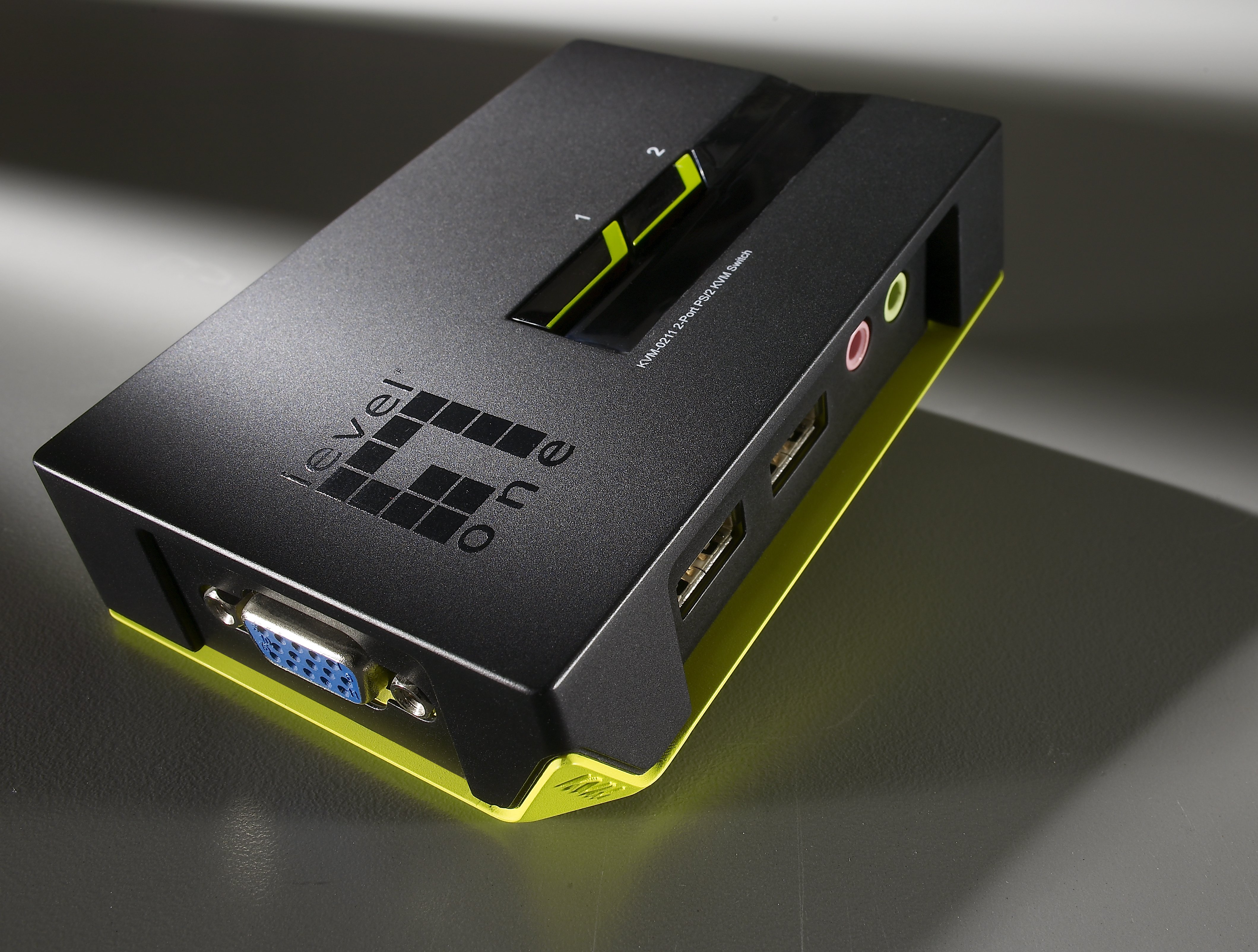 LEVEL ONE V/T/M — Conmutador KVM 1a2 CPUs con audio 2