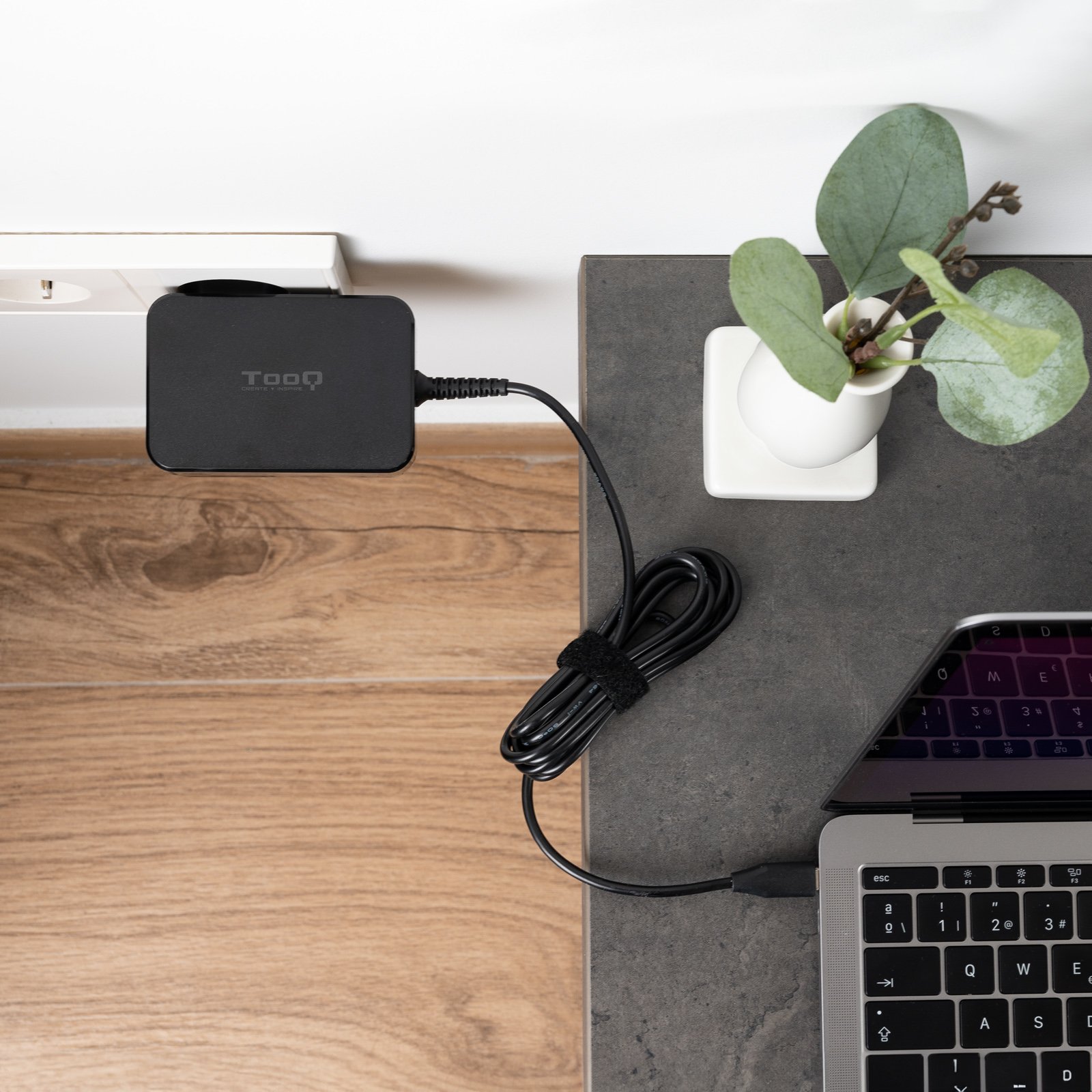 Cargador de Pared TQLC-USBCGAN90PD USB-C PD 90W con Sistema GAN Color Negro — vista detalle 1