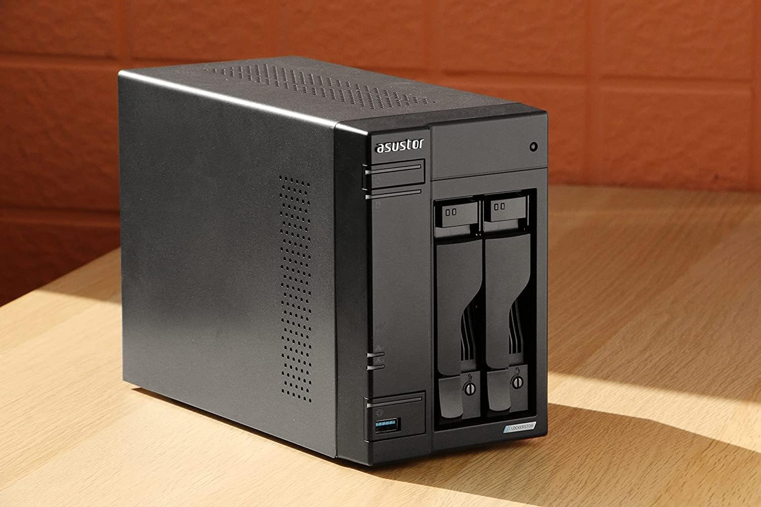 Servidor NAS Lockerstor AS6702T 2 Bahias 3.5" 4 X M.2 Nvme Celeron N5105 QUAD Jasper LAKE 2.0GHZ 4GB 2x2.5GbE HDMI RAID 0.1 JBOD SATA6GB u 2