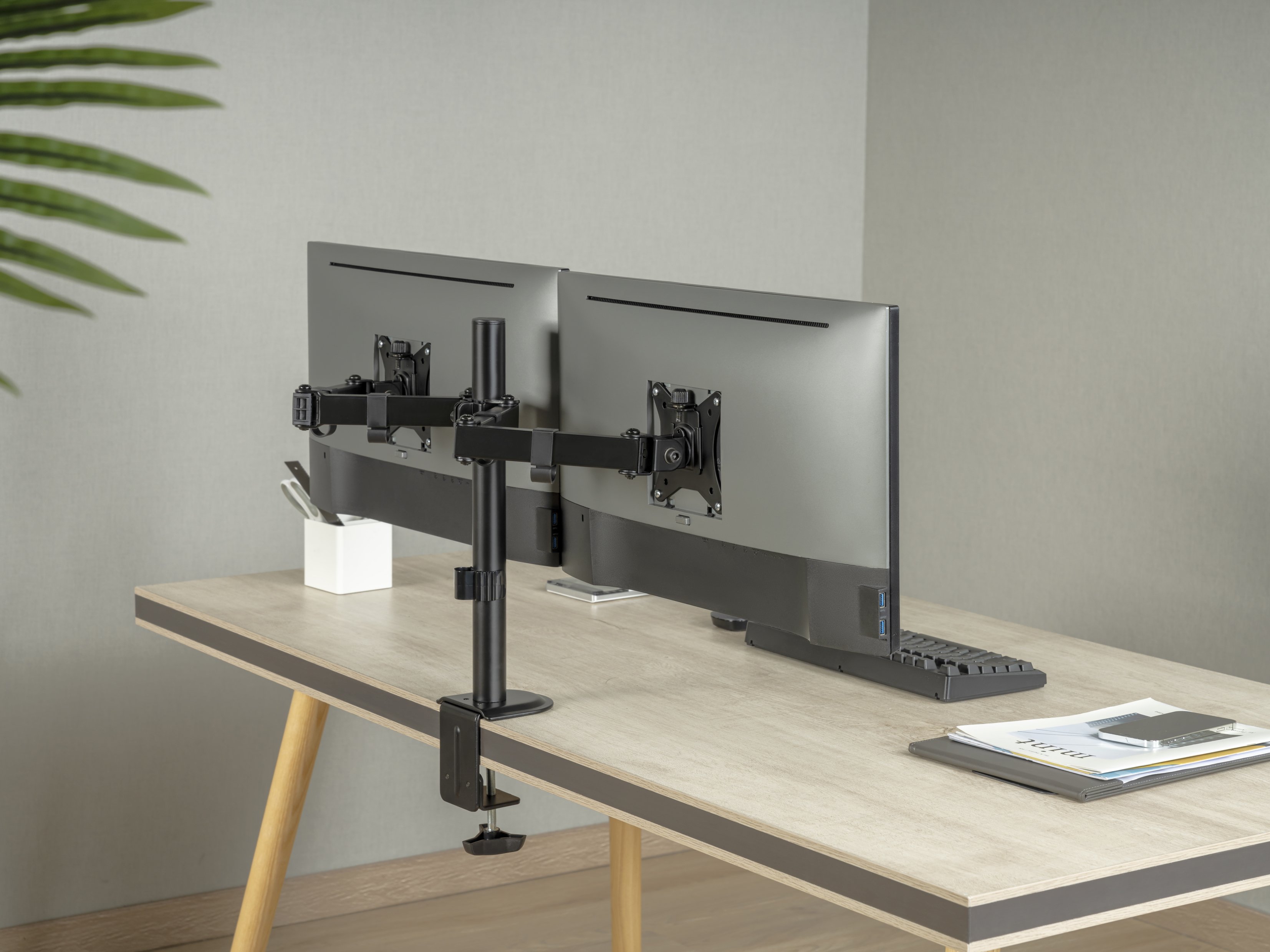 EQUIP 650157 — Soporte dual para monitores 17-32" con brazo giratorio 360° 9